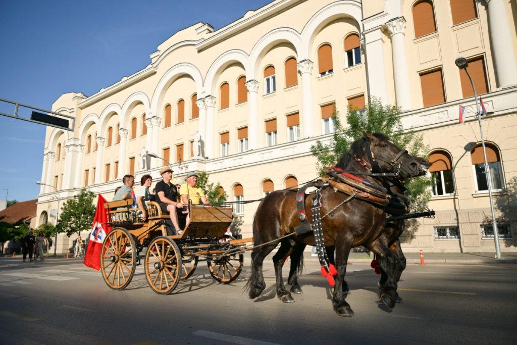 BANJALUKA U DUHU TRADICIJE I OBIČAJA: Održana još jedna kočijada na „Duhovski utorak“ (VIDEO)