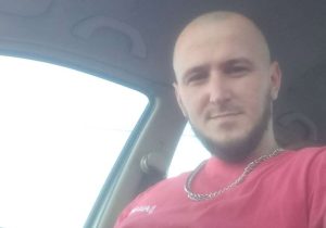 PRONAĐEN MRTAV U DVORIŠTU SA PROSTRIJELNIM RANAMA: Policija još uvijek traga se za osumnjičenim
