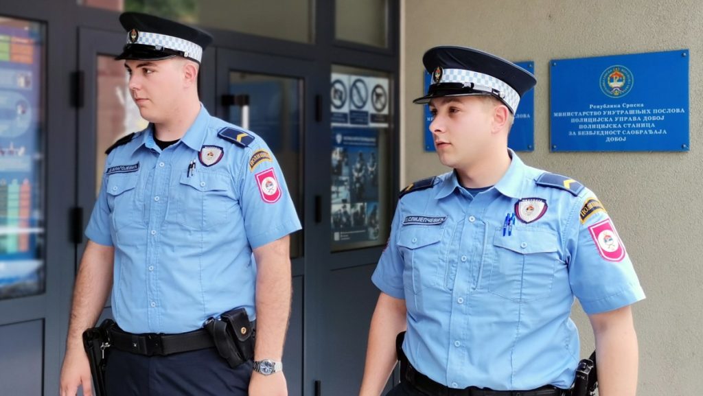 PODVIG MLADIH DOBOJSKIH POLICAJACA: Spriječili muškarca da skoči sa četvrtog sprata zgrade (FOTO)