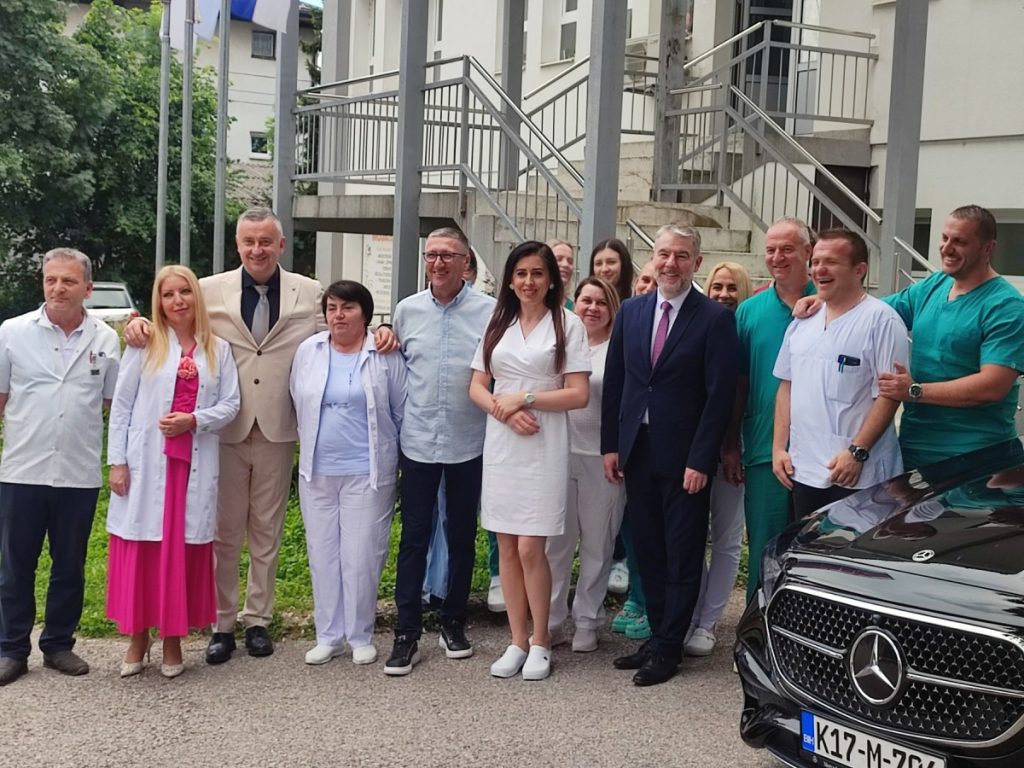 DOMOVI ZDRAVLJA U KNEŽEVU, MRKONJIĆ GRADU I ČELINCU DOBILI NOVA VOZILA: Šeranić uručio ključeve (FOTO)
