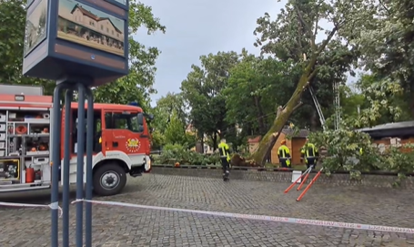 JAK VJETAR LOMIO GRANE, NOSIO KROVOVE: Snažno olujno nevrijeme zahtvatilo Hrvatsku