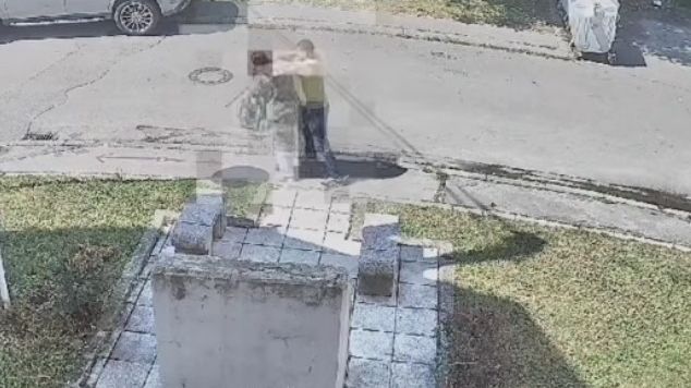 OPLJAČKANA ŽENA U SARAJEVU: Razbojnik je oborio i otrgnuo lančić sa vrata, nadzorne kamere sve snimile (VIDEO)