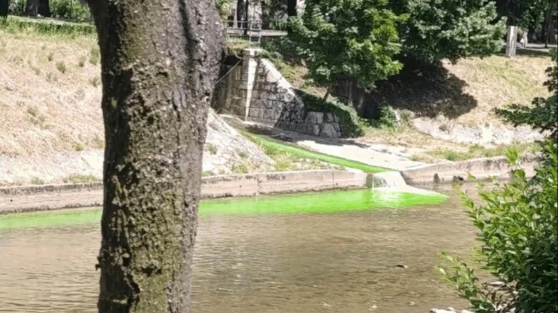 МИЉАЦКА ПОПРИМИЛА ФЛУРОСЦЕНТНО ЗЕЛЕНУ БОЈУ: Грађани Сарајева затечени, огласила се и градска власт
