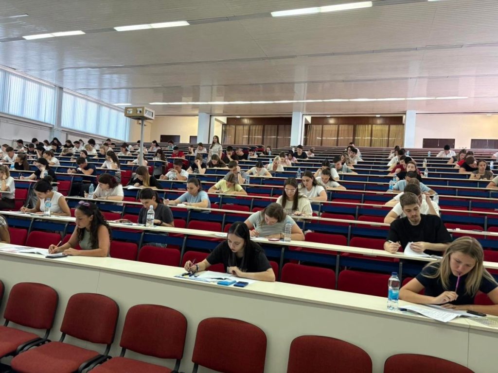 SLOBODNA 4.823 MJESTA: Počelo polaganje prijemnih ispita na fakultetima u Banjaluci i Istočnom Sarajevu (FOTO)