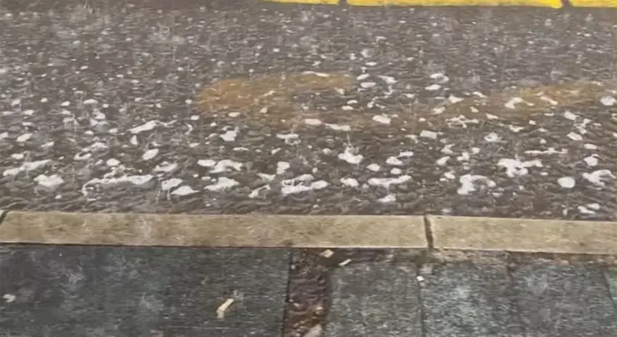 VODA PRELILA ULICE: „Potok“ na autobuskoj stanici u centru Banjaluke (VIDEO)