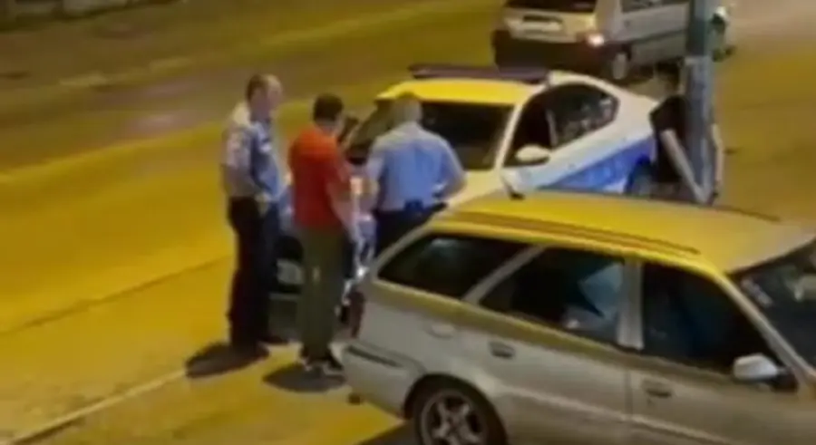 BANJALUČANI U NEVJERICI: Otac vezao sina za banderu nasred ulice na Laušu (VIDEO)