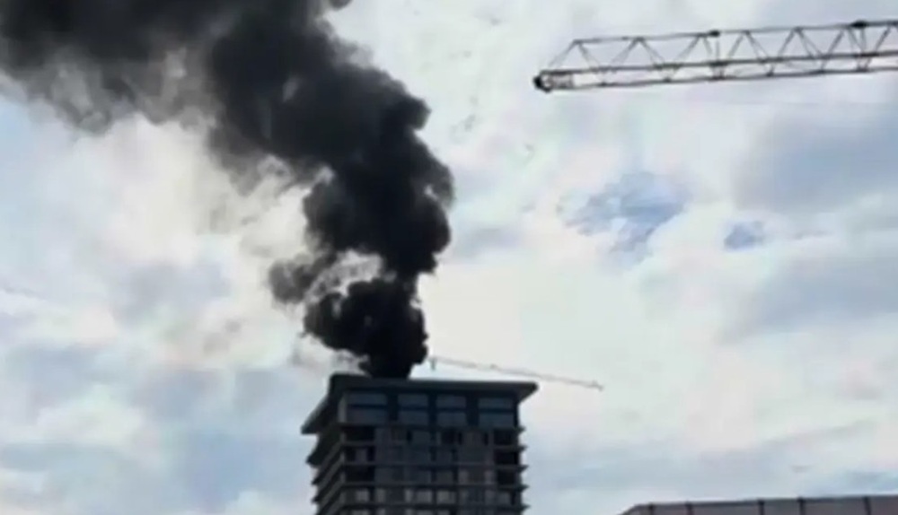 GORI ZGRADA U SARAJEVU: Crni dim kuklja sa krova zgrade (VIDEO)