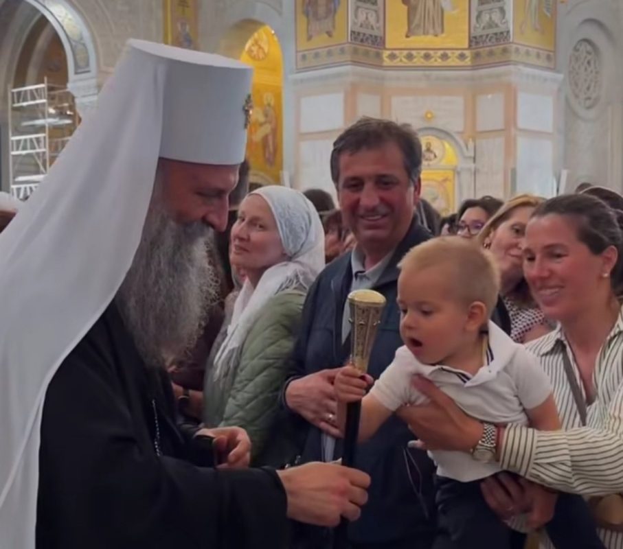 NAJSIGURNIJA ZASTUPNICA RODA HRIŠĆANSKOG: Patrijarh blagoslovio vjernike koji čekaju da se poklone pojasu Presvete Bogorodice (VIDEO)