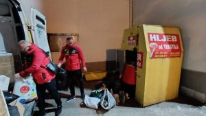 KONTEJNERI „HLJEB OD TEKSTILA“ NA METI VANDALA: Umjesto odjeće za siromašne, volonteri zatiču uginule životnje i smeće