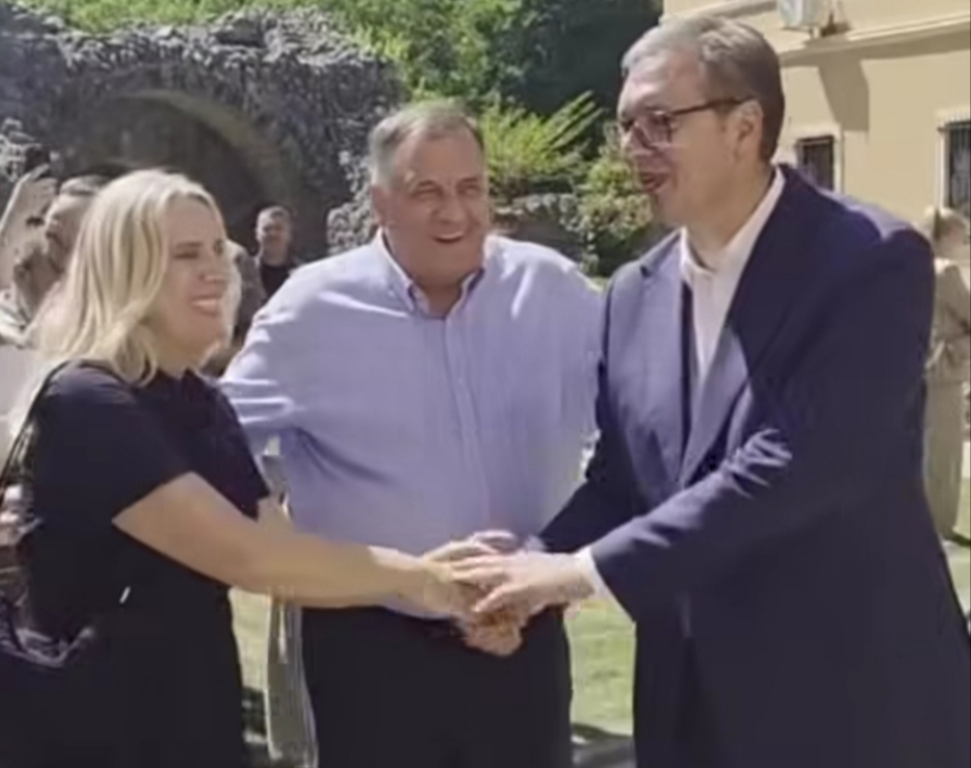 POKLONILI SE MOŠTIMA SVETOG KNEZA LAZARA: Dodik i Cvijanovićeva sa Vučićem u Ravanici (FOTO/VIDEO)