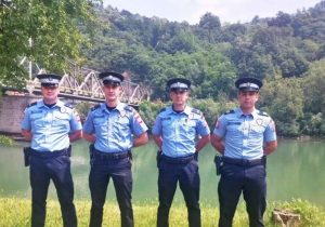 HEROJI U PLAVOM: Policajci spasili ženu od utapanja u Drini (FOTO)