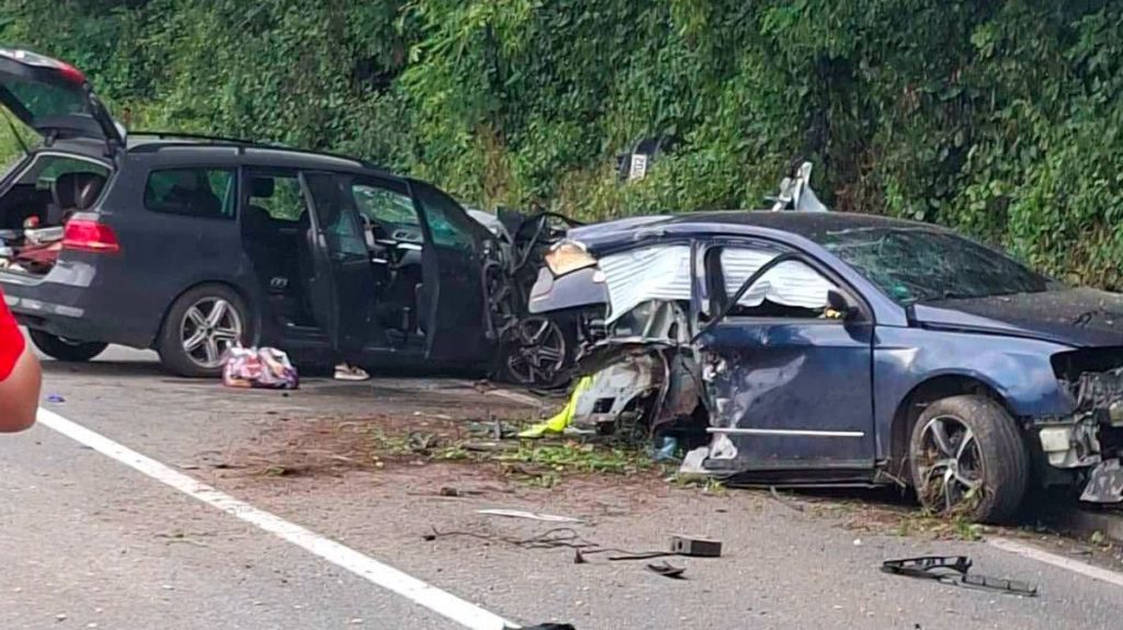 STRAVIČAN SUDAR KOD ZVORNIKA, AUTOMOBILI SMRSKANI: Oglasila se policija o saobraćajnoj nesreći