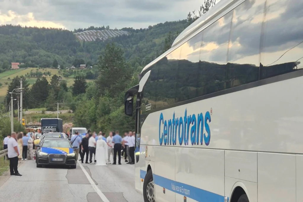 BLOKIRAN SAOBRAĆAJ NA PUTU SARAJEVO-SOKOLAC: Potuklo se više osoba, na terenu polocija