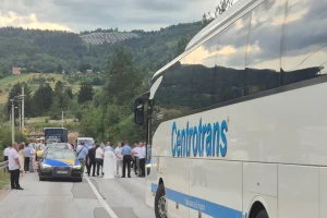 BLOKIRAN SAOBRAĆAJ NA PUTU SARAJEVO-SOKOLAC: Potuklo se više osoba, na terenu polocija