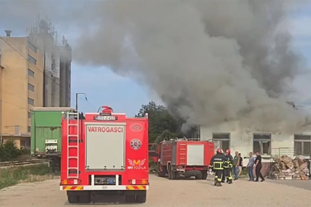 BUKTINJA U MODRIČI: Izbio požar kod benzinske pumpe (VIDEO)