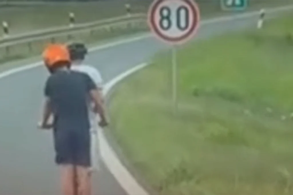 OPASNA VOŽNJA: Dva dječaka se autoputem vozila na trotinetu (VIDEO)