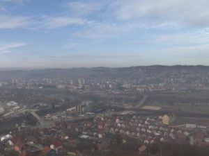 СМАЊИТЕ БОРАВАК НАПОЉУ: Умјерено загађен ваздух у Бањалуци, Приједору, Добоју, Мостару