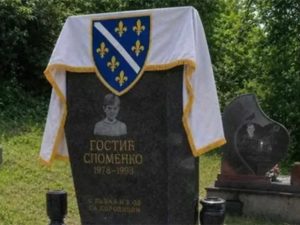 NI MRTVA SRPSKA DJECA NEMAJU MIRA: Na spomenik Spomenku Gostiću stavili ratnu zastavu tzv. Armije BiH