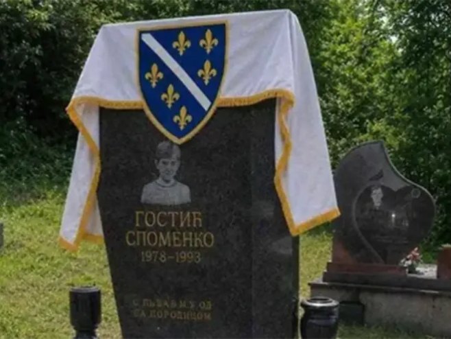 NI MRTVA SRPSKA DJECA NEMAJU MIRA: Na spomenik Spomenku Gostiću stavili ratnu zastavu tzv. Armije BiH