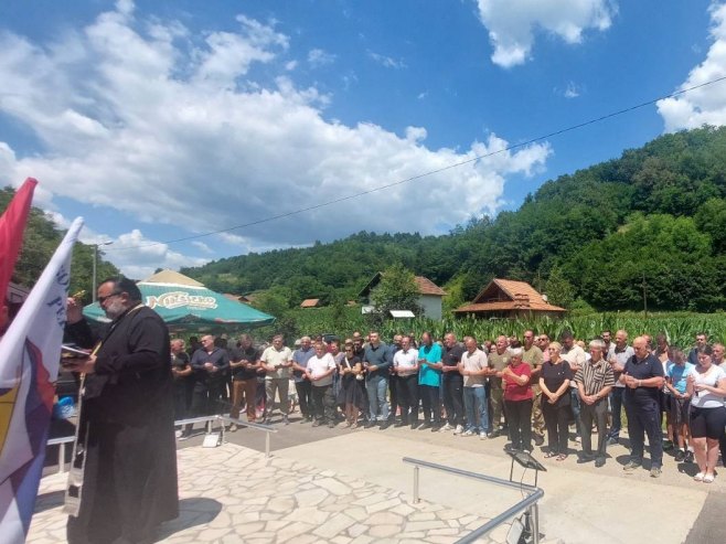 UBIJENO 24 SRPSKA CIVILA I VOJNIKA: Služen parastos i položeni vijenci u selu Krnjići