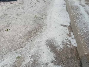 NEZAMPAMĆENO NEVRIJEME U NEVESINJU: Ogromne posljedice od grada pretrpjeli voće, povrće, oštećeni automobili (FOTO/VIDEO)
