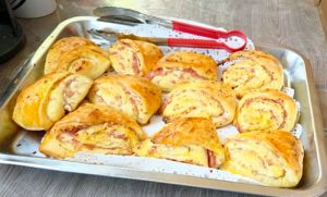 PREUKUSNO TIJESTO KOJE NESTAJE SA STOLA ZA ČAS: Kiflice sa sirom, puterom i šunkom (RECEPT)