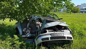 JEZIVE SLIKE SA MJESTA POGIBIJE DVA TINEJDŽERA: Zakucali se automobilom u drvo kod Banje Koviljače (FOTO)