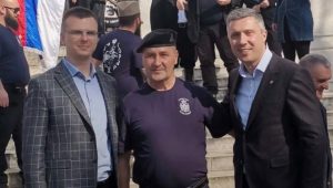СВАКИ КОМЕНТАР ЈЕ СУВИШАН: Мушкарац који је пријетио Вучићу одсјецањем главе у друштву Парандиловића и Обрадовића (ФОТО)