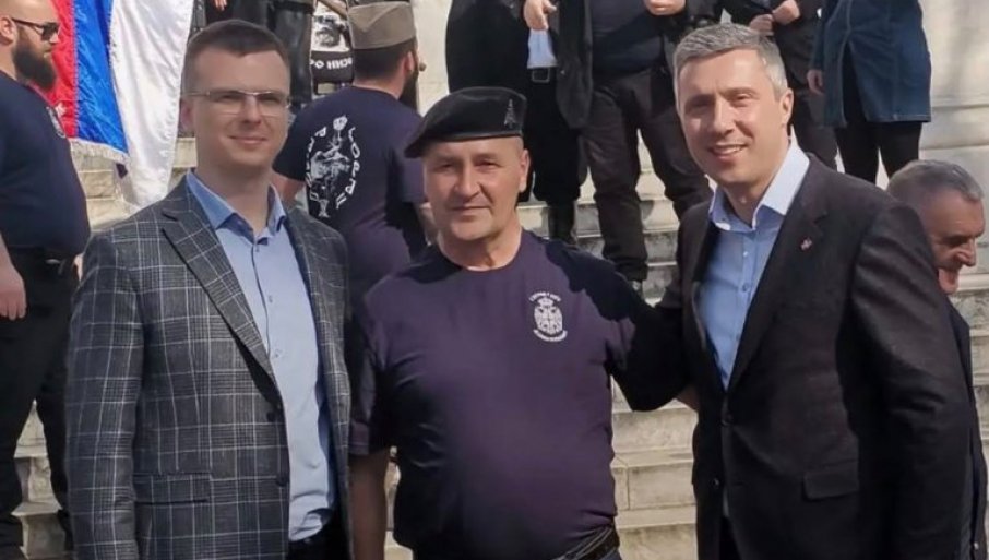 SVAKI KOMENTAR JE SUVIŠAN: Muškarac koji je prijetio Vučiću odsjecanjem glave u društvu Parandilovića i Obradovića (FOTO)