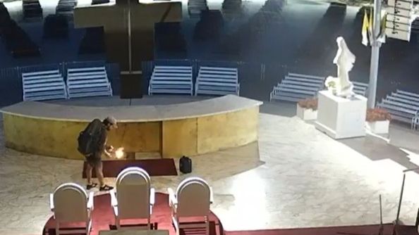 ОБЈАВЉЕН ВИДЕО: Ово је тренутак када је мушкарац запалио олтар у Међугорју (ВИДЕО)
