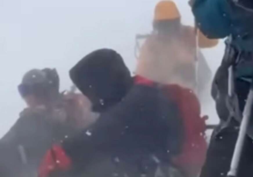 POTRESAN SNIMAK SA ELBRUSA: Ovako su spasioci izvlačili tijela dvojice planinara