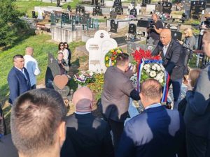 PRIPADNICI TZV. ARMIJE BiH SVIREPO UBILI DJEČAKA: Položeni vijenci na grob Slobodana Stojanovića u Drinjači (FOTO)