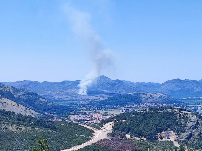 NA TERENU 15 VATROGASACA: Požar zahvatio područje Volujca kod Trebinja
