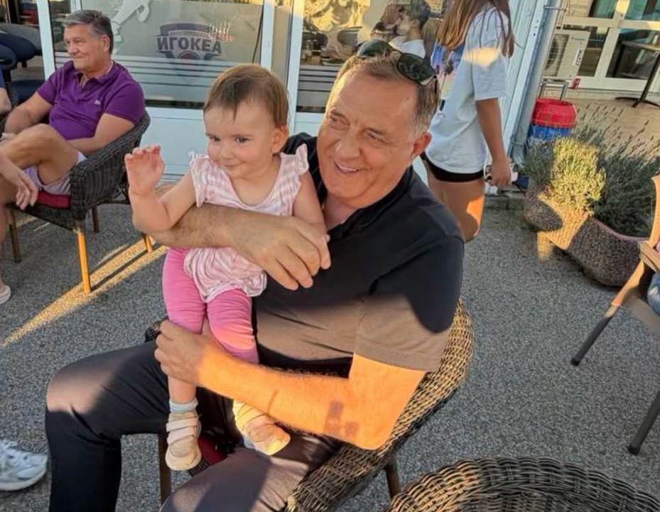 „SAMO PO DJECI VIDIMO KAKO GODINE PROLAZE…“ Dodik podijelio fotografiju sa malom Bogdanom, svojim kumčetom (FOTO)