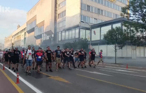 CRVENO-PLAVA ATMOSFERA NA TRGU KRAJINE: FK Borac slavi 100 godina postojanja, navijači okupirali centar Banjaluke (VIDEO)