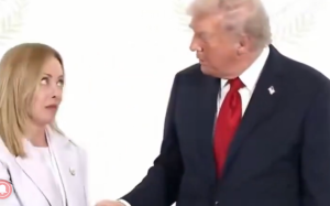 „BITI VAŠ PRIJATELJ MI SIGURNO NIJE POMOGLO“ Prvi susret Trampa i Melonijeve nakon svađe (VIDEO)