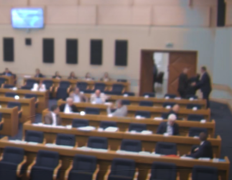 „PRIŠAO MI JE S LEĐA…“ Vukanović tvrdi da ga fizički napao radnik obezbjeđenja u Narodnoj skupštini (VIDEO)