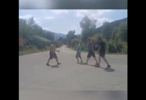 NAPADNUTI SRPSKI POVRATNICI U SANSKOM MOSTU: Trojica Bošnjaka nasrnula na jednog (VIDEO)
