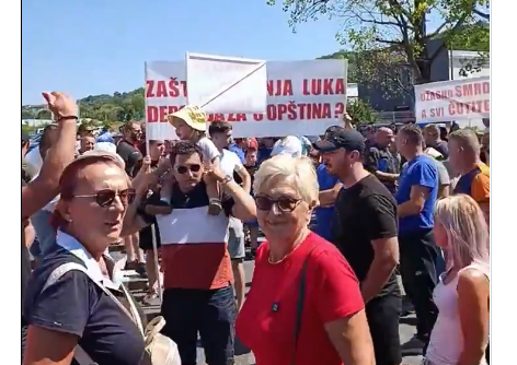 МЈЕШТАНИ БЛОКИРАЛИ ДИО ПУТА БАЊАЛУКА-ПРИЈЕДОР: Траже да се измијести депонија у Рамићима (ВИДЕО)