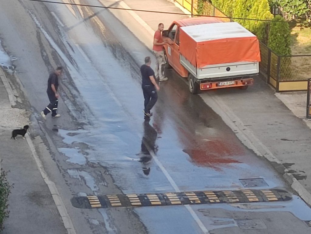 VODA NA ULICAMA U OBILIĆEVU: Nadležni uvjeravaju da će kvar uskoro biti otklonjen