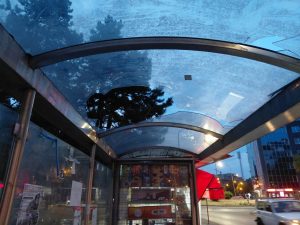 KREĆE OBNOVA AUTOBUSKIH STAJALIŠTA U BANJALUCI: Planirano čišćenje grafita, zamjena stakala i popravka klupa (FOTO)
