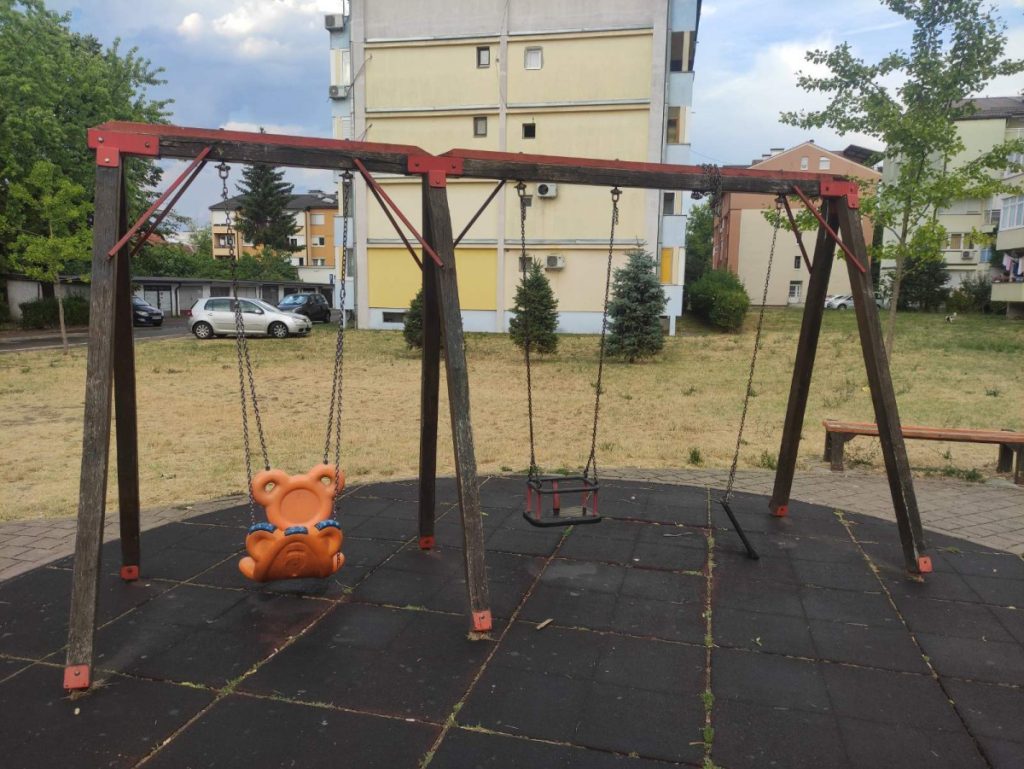 VANDALI SAMO JEDNU LJULJAŠKU NISU USPJELI DA POTRGAJU: Potpuno uništeno dječije igralište u Banjaluci (FOTO)