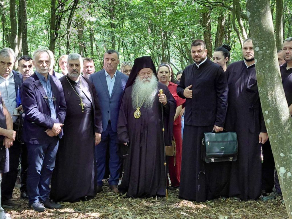„НЕКИ СУ УБИЈЕНИ НА КУЋНОМ ПРАГУ“: Митрополит Хризостом служио парастос српским цивилима које су убиле усташе (ФОТО)