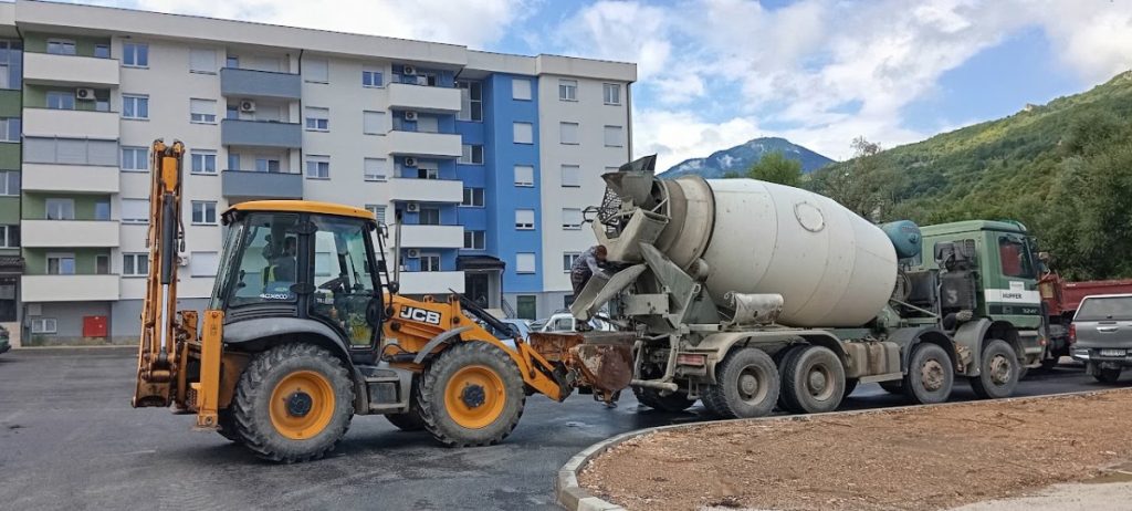 GRADI SE TRG PORODICE: Mašine i bageri u centru Foče, radovi uveliko u toku (FOTO)