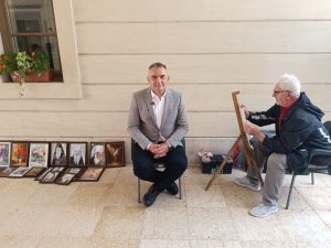 МИНИЋ ПОЗИРАО ЛОКАЛНОМ СЛИКАРУ: Премијер Српске у посјети Вишеграду (ФОТО)