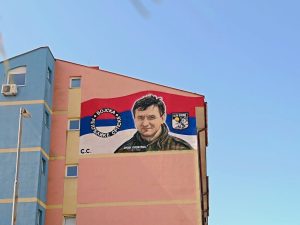 SJEĆANJE NA KOMANDANTA „BELIH VUKOVA“: U Istočnom Novom Sarajevu oslikan mural Srđanu Kneževiću