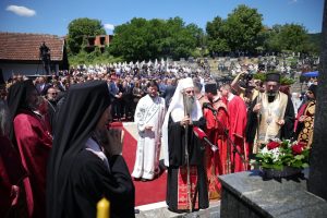 ИЗА 3.267 УБИЈЕНИХ СРБА СТОЈИ НЕЧИЈЕ ДИЈЕТЕ, МАЈКА, ОТАЦ, БРАТ ИЛИ СЕСТРА: На комеморацији у Братунцу више хиљада грађана (ФОТО)
