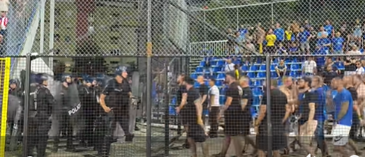 UMALO ESKALACIJA: Navijači Levskog divljali i pokušali da probiju zaštitnu ogradu (VIDEO)