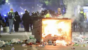 BLOKADERI BRUTALNO VRIJEĐAJU NAJSTARIJE: Bijes iskaljavaju na penzionerima zbog podrške Vučiću (FOTO)