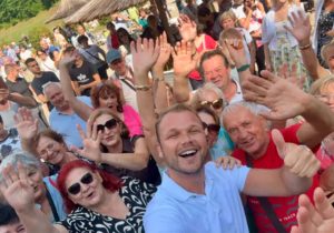 PJESMA, KOLO I SELFIJI: Pogledajte kako se Stanivuković proveo sa penzionerima u Ljekaricama